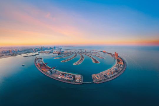 The Palm in Dubai aus der Vogelperspektive im Licht des Sonnenuntergangs