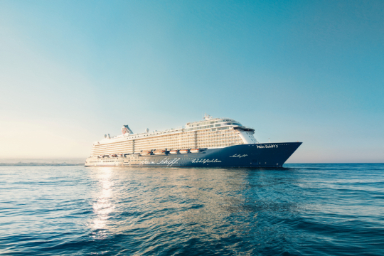 Kreuzfahrtschiff von Mein Schiff auf hoher See