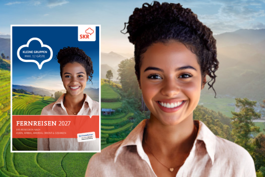 Reisekatalog von SKR mit einer Frau in einem exotischen Land